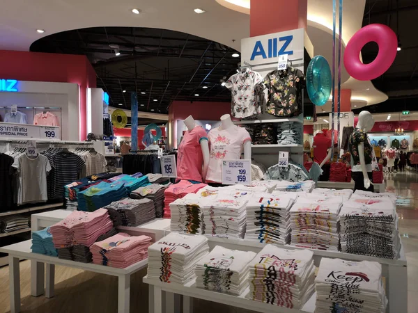 CHIANG RAI, TAILANDIA - 7 DE MARZO DE 2019: Ropa de tienda AIIZ en grandes almacenes el 7 de marzo de 2019 en Chiang rai, Tailandia . — Foto de Stock