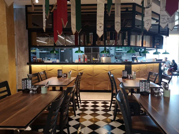 Chiang Rai, Tayland - 7 Mart 2019: Restoran iç Chiang rai, Tayland 7 Mart 2019 üzerinde oturan müşteriler ile.
