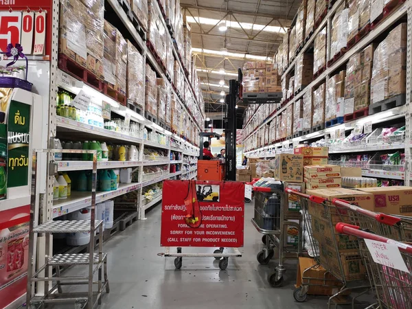 Chiang rai, thailand - 7. März 2019: Unbekannte Arbeiter arrangieren Waren mit Lastwagen in einem Supermarkt am 7. März 2019 in chiang rai, thailand. — Stockfoto