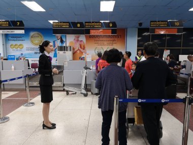 Chiang Rai, Tayland-29 Mart: International Airport Mart 'ta Check-in için tanımlanamayan gezginler kuyruk 29, 2019 Chiang Rai, Tayland.
