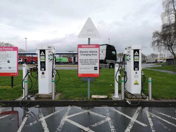 Liverpool, Anglia-2 kwietnia: dwie stacje ładowania pojazdów elektrycznych na parkingu w Sevice autostrady w dniu 2 kwietnia 2019 w Liverpool, Anglia. — Zdjęcie stockowe