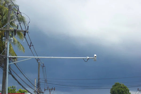 Control de velocidad de la cámara en el camino contra el fondo nublado del cielo — Foto de Stock