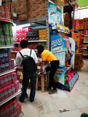 Chiang Rai, Tayland - 21 Aralık: Kimliği belirsiz çift 15 Aralık 2018 tarihinde Chiang Rai, Tayland'da süpermarkette birbirleriyle konuşuyor.