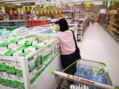 Chiang Rai, Tayland - 21 Aralık: 15 Aralık 2018 tarihinde Chiang Rai, Tayland süpermarkette rafta şeker seçen kimliği belirsiz Asyalı kadın.