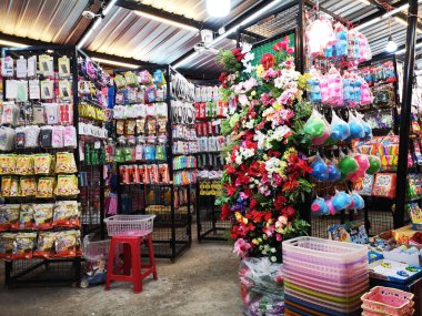 Chiang Rai, Tayland - 21 Aralık: 15 Aralık 2018 tarihinde Süpermarkette satılan çeşitli ürünler Chiang Rai, Tayland.