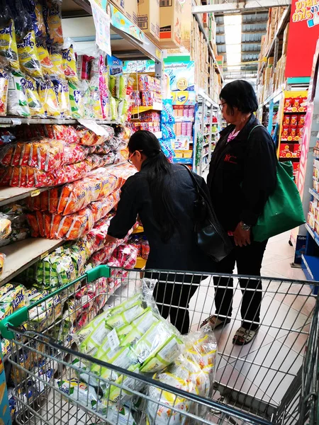 CHIANG RAI, THAILAND - DEZEMBRO 21: mulheres não identificadas comprando lanches no supermercado em 15 de dezembro de 2018 em Chiang Rai, Tailândia . — Fotografia de Stock