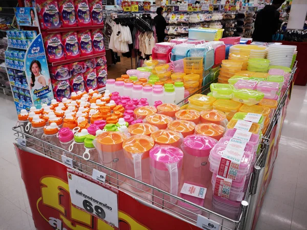 Chiang Rai, Thailand-21 december: kleurrijke plastic gebruiksvoorwerpen verkocht op planken in supermarkt op december 15, 2018 in Chiang Rai, Thailand. — Stockfoto