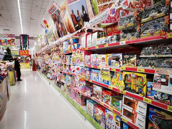 CHIANG RAI, TAILANDIA - 21 DE DICIEMBRE: varios tipos de juguetes vendidos en estantes en el supermercado el 15 de diciembre de 2018 en Chiang Rai, Tailandia . —  Fotos de Stock