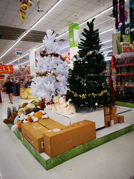 CHIANG RAI, TAILANDIA - 21 DE DICIEMBRE: Árboles de Navidad y osos de peluche vendidos en el supermercado el 15 de diciembre de 2018 en Chiang Rai, Tailandia . —  Fotos de Stock