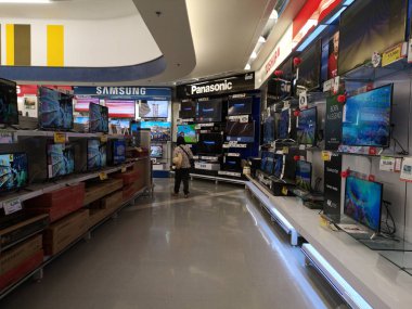 Chiang Rai, Tayland - 2 Ocak : Ocak'ta süpermarkette elektrik departmanı perspektif görünümü 2, 2019 Chiang Rai, Tayland.