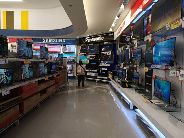 ЧАЙАНГ-РАЙ, ТАЙЛАНД - 2 ЯНВАРЯ: взгляд на электротехнический отдел в супермаркете 2 января 2019 года в Чианграе, Таиланд
.