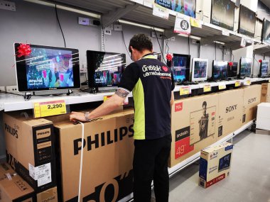 Chiang Rai, Tayland - 2 Ocak : 2 Ocak 2019 tarihinde süpermarkette dijital televizyon seti satan kimliği belirsiz Asyalı adam Chiang Rai, Tayland.