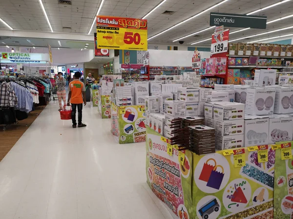 CHIANG RAI, THAILAND - JANEIRO 2: casal asiático não identificado tirando foto no supermercado em 2 de janeiro de 2019 em Chiang Rai, Tailândia . — Fotografia de Stock