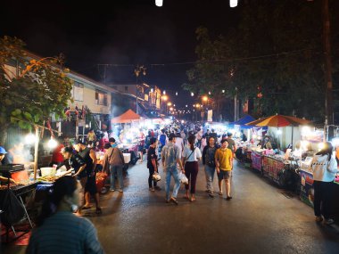 Chiang Rai, Tayland - 12 Haziran : Kimliği belirsiz kişiler 12 Haziran 2019'da Chiang rai, Tayland'da gece yürüyüş sokak pazarında mal alıp satan lar.