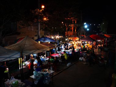 Chiang Rai, Tayland - 12 Haziran : Kimliği belirsiz kişiler 12 Haziran 2019'da Chiang rai, Tayland'da gece yürüyüş sokak pazarında mal alıp satan lar.