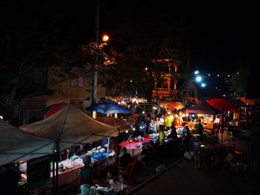 Chiang Rai, Tayland - 12 Haziran : Kimliği belirsiz kişiler 12 Haziran 2019'da Chiang rai, Tayland'da gece yürüyüş sokak pazarında mal alıp satan lar.
