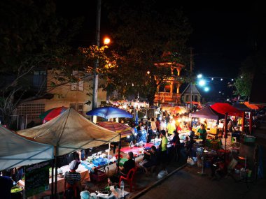 Chiang Rai, Tayland - 12 Haziran : Kimliği belirsiz kişiler 12 Haziran 2019'da Chiang rai, Tayland'da gece yürüyüş sokak pazarında mal alıp satan lar.