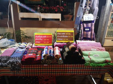 Chiang Rai, Tayland - 12 Haziran : Tay geleneksel kumaş 12 Haziran 2019 tarihinde Chiang rai, Tayland gece yürüyüş sokak pazarında satılmaktadır.