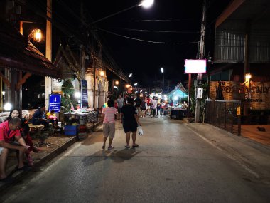 Chiang Rai, Tayland - 12 Haziran : Kimliği belirsiz kişiler 12 Haziran 2019'da Chiang rai, Tayland'da gece yürüyüş sokak pazarında mal alıp satan lar.