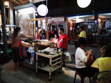 Loei ,Tayland - 12 Haziran : Loei, Tayland'da 12 Haziran 2019 tarihinde gece yürüyüş sokak pazarında mal alıp satan kimliği belirsiz kişiler.