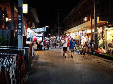 Loei ,Tayland - 12 Haziran : Loei, Tayland'da 12 Haziran 2019 tarihinde gece yürüyüş sokak pazarında mal alıp satan kimliği belirsiz kişiler.