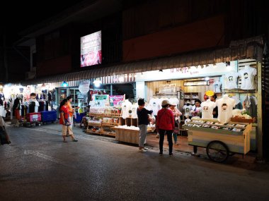 Loei ,Tayland - 12 Haziran : Loei, Tayland'da 12 Haziran 2019 tarihinde gece yürüyüş sokak pazarında mal alıp satan kimliği belirsiz kişiler.
