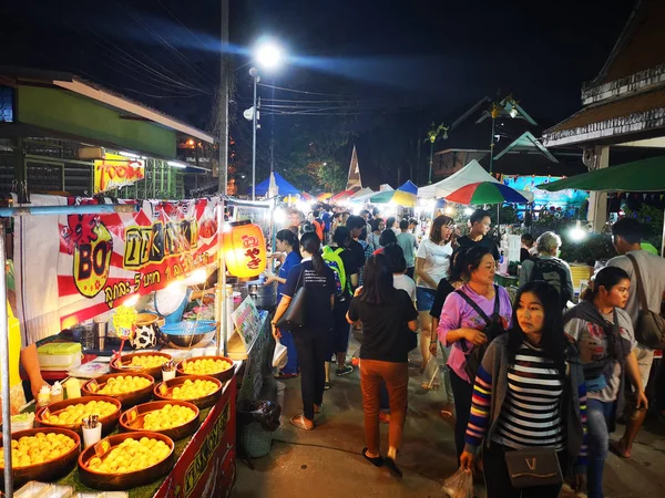 Chiang Rai, Thailand-12 juni: oidentifierade människor att köpa och sälja varor i natt Walking Street Market den 12 juni 2019 i Chiang Rai, Thailand. — Stockfoto