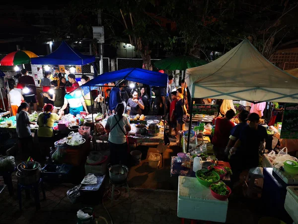 Venda de mercadorias na noite andando mercado de rua em Junho 12, 2019 em Chiang rai, Tailândia . — Fotografia de Stock