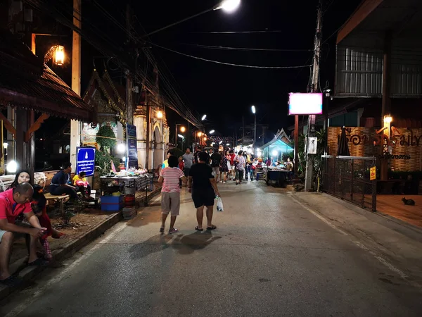 CHIANG RAI, TAILANDIA - 12 DE JUNIO: Personas no identificadas comprando y vendiendo bienes en el mercado callejero nocturno a pie el 12 de junio de 2019 en Chiang rai, Tailandia . —  Fotos de Stock