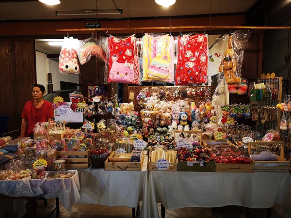 Loei, thailand - 12. Juni 2019: unbekannte asiatische Frau verkauft Souvenirs und Spielzeug auf nächtlichem Straßenmarkt in loei, thailand. — Stockfoto