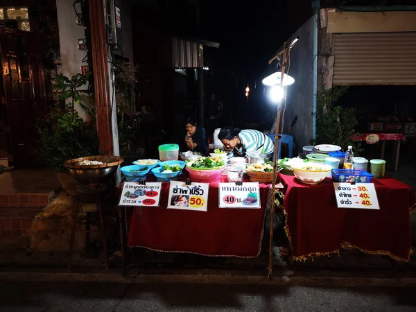 Loei, Tajlandia-12 czerwca: niezidentyfikowanych ludzi sprzedających tajski tradycyjnej sałatki w nocy chodzenie Targ uliczny na 12 czerwca 2019 w Loei, Tajlandia. — Zdjęcie stockowe