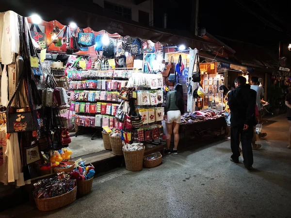 LOEI, THAILAND - JUNHO 12: Pessoas não identificadas comprando e vendendo lembranças no mercado de rua ambulante noturno em 12 de junho de 2019 em Loei, Tailândia . — Fotografia de Stock
