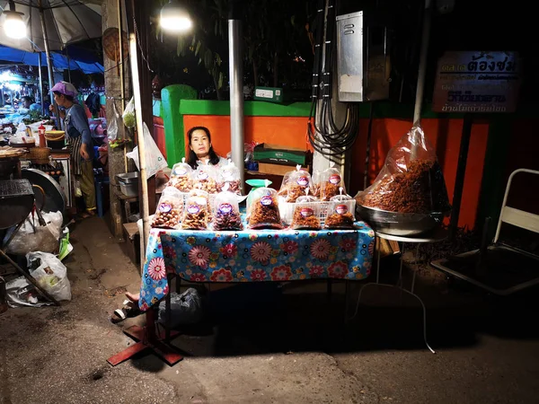LOEI ,THAILAND - JUNE 12 : Unidentified asian woman selling crispy fish in night walking street market  on June 12, 2019 in Loei, Thailand. — Stock Photo, Image