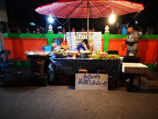 LOEI, TAILANDIA - 12 DE JUNIO: Mujer asiática no identificada vendiendo ensalada de papaya en el mercado callejero nocturno el 12 de junio de 2019 en Loei, Tailandia . —  Fotos de Stock