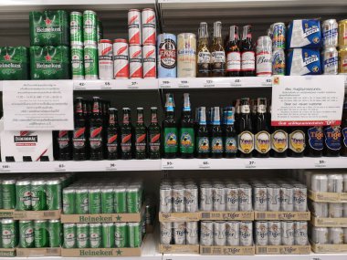 Chiang Rai, Tayland - 4 Haziran : 4 Haziran 2019 tarihinde süpermarkette satışa rafta bira çeşitli markalar Chiang Rai, Tayland.