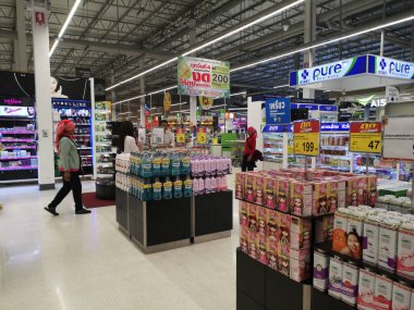 Chiang Rai, Tayland - 4 Haziran : 4 Haziran 2019 tarihinde Chiang Rai, Tayland rafta ürünleri ile süpermarkette koridor perspektif görünümü.