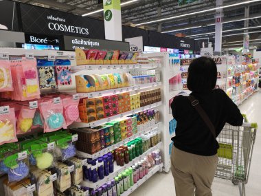 Chiang Rai, Tayland - 4 Haziran : 4 Haziran 2019 tarihinde süpermarkette mal seçen tanımlanamayan Asyalı kadın Chiang Rai, Tayland.