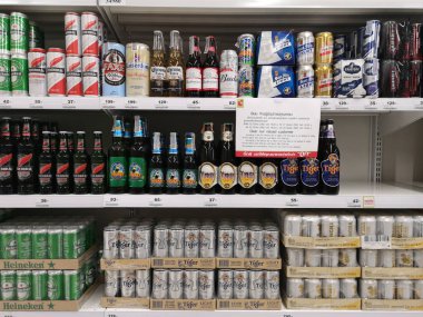 Chiang Rai, Tayland - 4 Haziran : 4 Haziran 2019 tarihinde süpermarkette satışa rafta bira çeşitli markalar Chiang Rai, Tayland.