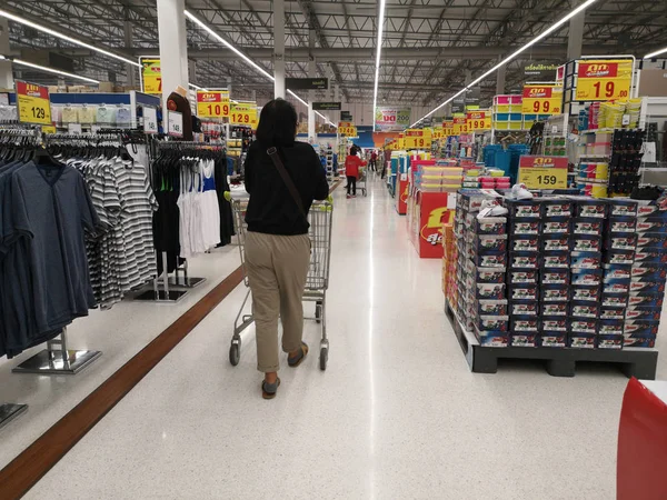 CHIANG RAI, THAILANDIA - 4 GIUGNO: donna asiatica non identificata che sceglie merci al supermercato il 4 giugno 2019 a Chiang Rai, Thailandia . — Foto Stock