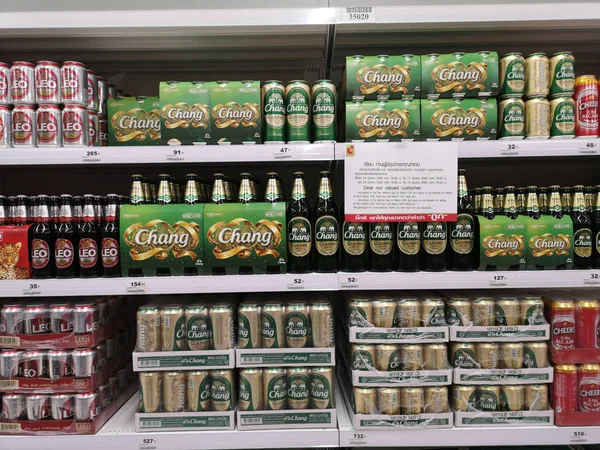 Chiang Rai, Tayland - 4 Haziran : 4 Haziran 2019 tarihinde süpermarkette satışa rafta bira çeşitli markalar Chiang Rai, Tayland.
