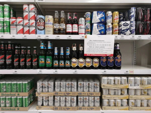 Chiang Rai, Tayland - 4 Haziran : 4 Haziran 2019 tarihinde süpermarkette satışa rafta bira çeşitli markalar Chiang Rai, Tayland.