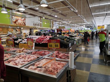 Chiang Rai, Tayland - 23 Eylül: 23 Eylül 2019 tarihinde Chiang Rai, Tayland süpermarkette taze bölge Perspektif görünümü.