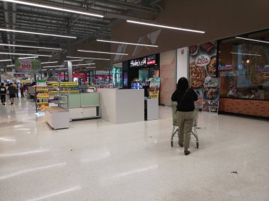 Chiang Rai, Tayland - 23 Eylül: Kimliği belirsiz Asyalı kadın Eylül'de süpermarkette alışveriş sepeti iterek 23, 2019 Chiang Rai, Tayland.