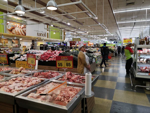Chiang Rai, Thailand-September 23: perspektivvy av Fresh Zone i Supermarket på September 23, 2019 i Chiang Rai, Thailand. — Stockfoto