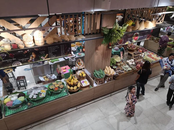 CHIANG RAI, THAILAND - SEPTEMBER 23: Top view of unidentified asian people buying goods in supermarket on September 23, 2019 in Chiang Rai, Thailand. — Stock Photo, Image