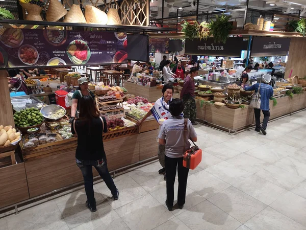 CHIANG RAI, TAILANDIA - 23 DE SEPTIEMBRE: Arriba ver personas asiáticas no identificadas de pie en la zona de alimentos en el supermercado el 23 de septiembre de 2019 en Chiang Rai, Tailandia . — Foto de Stock