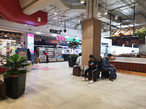CHIANG RAI, TAILANDIA - 23 DE SEPTIEMBRE: Personas asiáticas no identificadas usando teléfono móvil frente al supermercado el 23 de septiembre de 2019 en Chiang Rai, Tailandia . — Foto de Stock