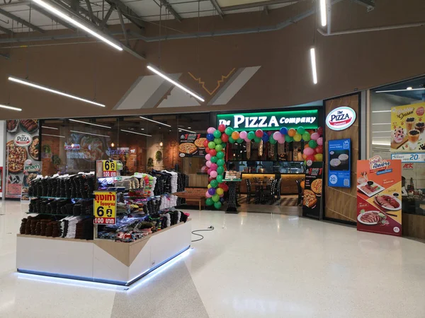 CHIANG RAI, THAILAND - SETEMBRO 23: Empresa de pizza aberta para o primeiro dia no supermercado em 23 de setembro de 2019 em Chiang Rai, Tailândia . — Fotografia de Stock