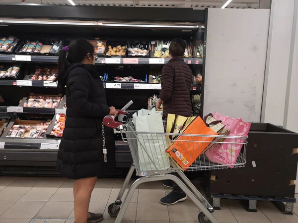 Londyn, Wielka Brytania - 7 października: Niezidentyfikowana azjatycka ciężarna klientka szukająca mrożonek w supermarkecie 7 października 2019 w Londynie, Wielka Brytania. — Zdjęcie stockowe