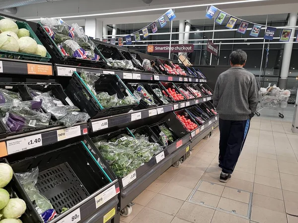 LONDRES, Reino Unido - 7 DE OCTUBRE: Hombre asiático no identificado pasando la sección de verduras frescas en el supermercado el 7 de octubre de 2019 en Londres, Reino Unido . — Foto de Stock